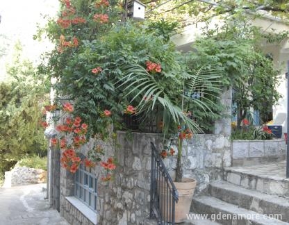 Apartmani Milo&scaron;, privatni smeštaj u mestu Bečići, Crna Gora - Ulaz u kuću